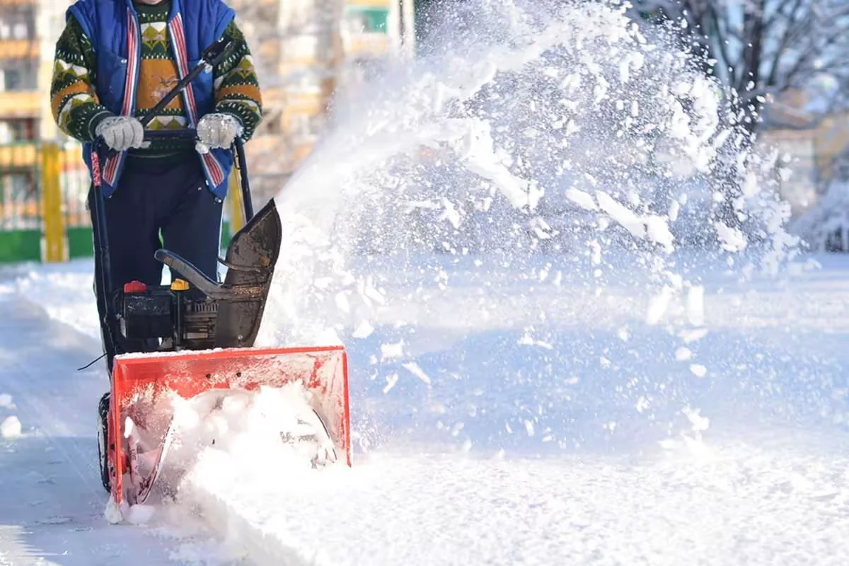 How Effective Snow Removal Protects Outdoor Spaces and Vehicles